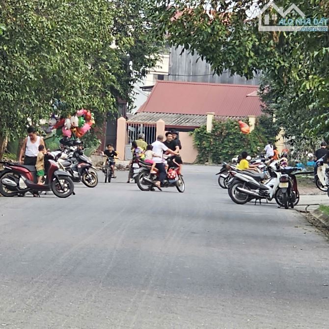 🍁Bán Đất Xen Kẹp Ngay Cạnh Dabaco Khúc Xuyên Mt 5m Dt 93m2 Giá 5.25 Tỷ
