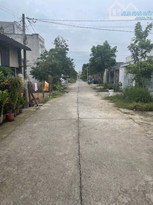 Cần bán đất mặt tiền đường số 16 1/ QL22 xã Tân Thông Hội 9x28 tổng 250m2 thổ cư sẳn 220m2