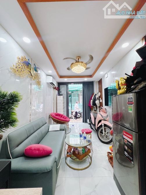 Nhà đẹp 3 tầng, gần HXH, 3,28 tỉ.