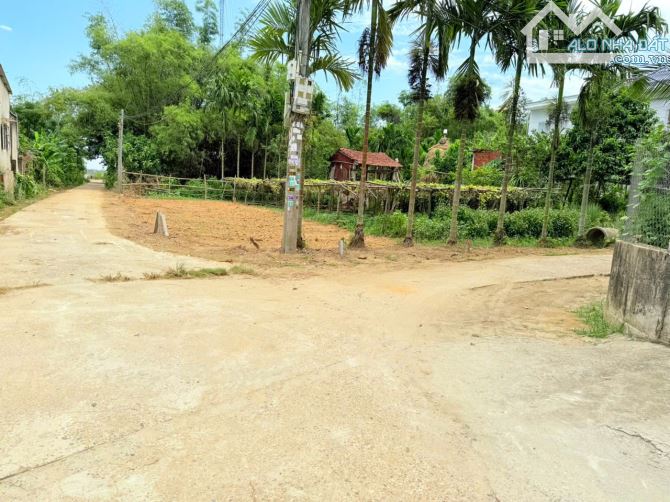 Cần tiền bán lô góc 170m2 cách sông 100m. cách hội an 4km. giá 4,5tr/1m2. sẵn sổ đỏ.