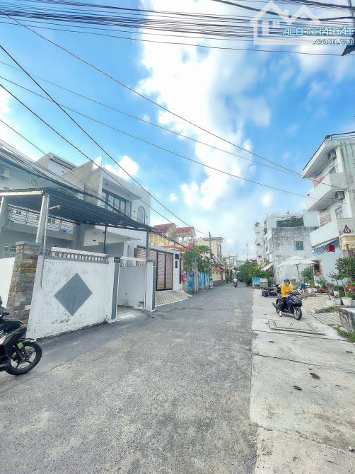 Bán 2 lô đất liền kề  Dương Văn Cam,Linh Tây Thủ Đức,đường 10M, ,được Xây Hầm+ 5 Tầng