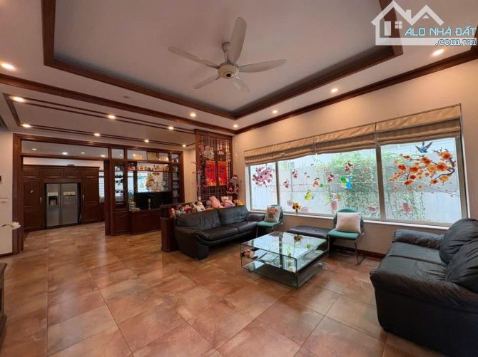 BIỆT THỰ DỊCH VỌNG CẦU GIẤY – VỊ TRÍ ĐẮC ĐỊA  - ĐẲNG CẤP– GẦN CÔNG VIÊN – VỈ HÈ Ô TÔ TRÁNH