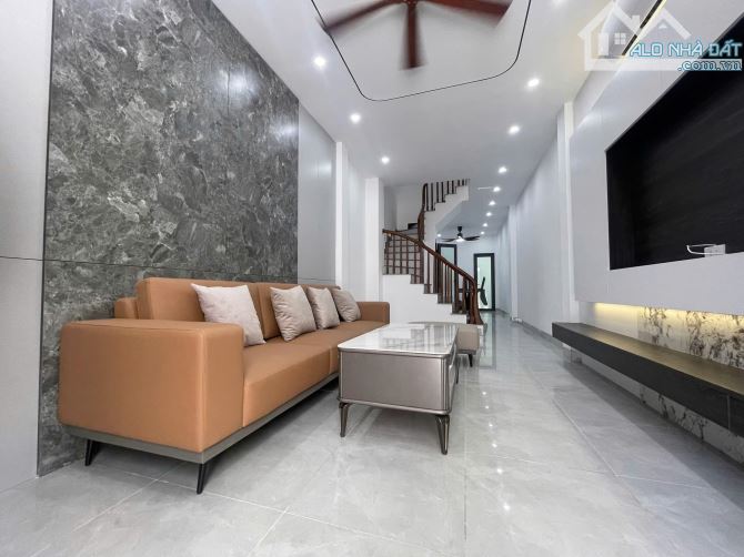 Bán nhà trung tâm phố Thạch Bàn,Long Biên. Diện tích 42m x 5tầng,5 phòng ngủ. Giá chỉ 7.8ỷ