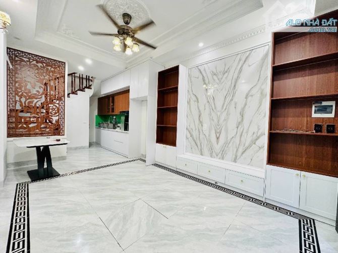 Chính chủ bán nhà đẹp mới kingkong, full nội thất, ngõ thông, oto đỗ cổng. Giá chỉ 5.3 tỷ