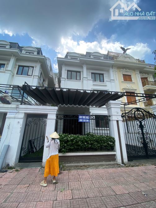 Cho thuê BT đường Hoàng Quốc Việt, Bắc Từ Liêm. DT 200m, 4 tầng 1 hầm, có thang máy. Giá 6