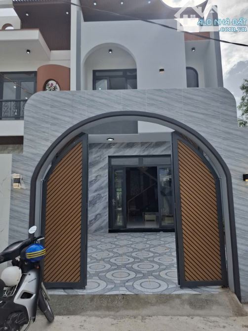 NHÀ XÂY KIỂU HIỆN ĐẠI 5 PN 4 WC GIÁ CHỈ NHỈNH 3X TỶ XÍU