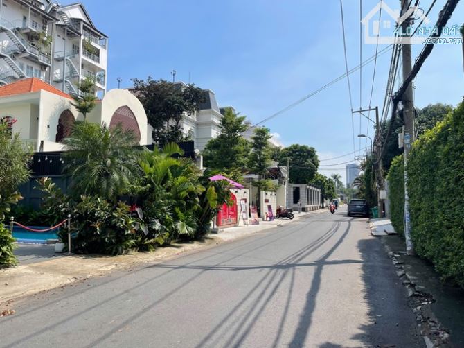 Bán biệt thự hồ bơi siêu hiếm góc 2 mặt tiền đường khu Xuân Thủy, 1.100m2 đất