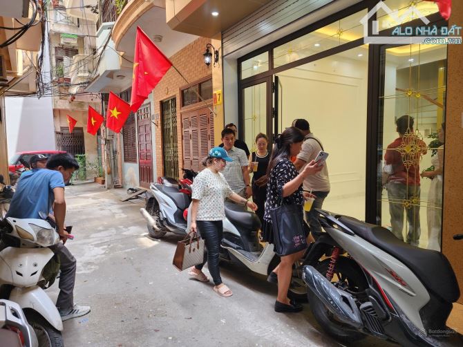ĐÔNG QUAN, CẦU GIẤY - 45M - 6 TẦNG - THANG MÁY - Ô TÔ ĐỖ CỬA - NHÀ MỚI - Ở NGAY