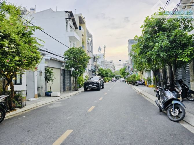 Bán nhà hẻm xe hơi Quận 7, 121m2, ngang khủng 8.5m, tiện xây biệt thự, CHDV, nhỉnh 11 tỷ.
