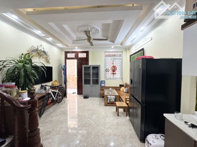 Siêu phẩm Minh Khai hàng xóm Time City, 40m2, Vị trí đắc địa, Oto tránh, 5 tầng, 7.95 tỷ