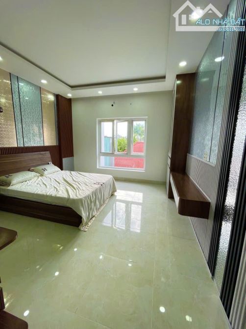 Nhà bán -Thạnh Xuân 24 - 115m2 - 3 Tầng - HXH - TK đep - Giá 7.9 Tỷ Tl