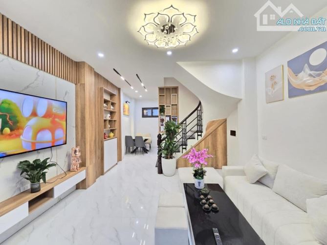 Bán nhà Hồ Tùng Mậu, 36m-5tầng, nhà đẹp ở ngay, ô tô đỗ cửa, an sinh tuyệt vời.