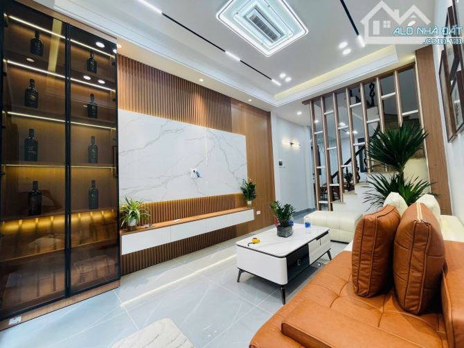 🔥 CHỈ 5.3 TỶ – NHÀ 5 TẦNG PHỐ LÊ VĂN HIẾN – 3 GÁC VÀO TẬN CỬA – SÁT BÃI Ô TÔ