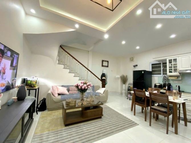 Bán nhà Nguyễn Văn Cừ - Ô TÔ ĐỖ CỔNG- FULL NỘI THẤT 36m2, 4T, MT6.1m giá 7.1 tỷ.