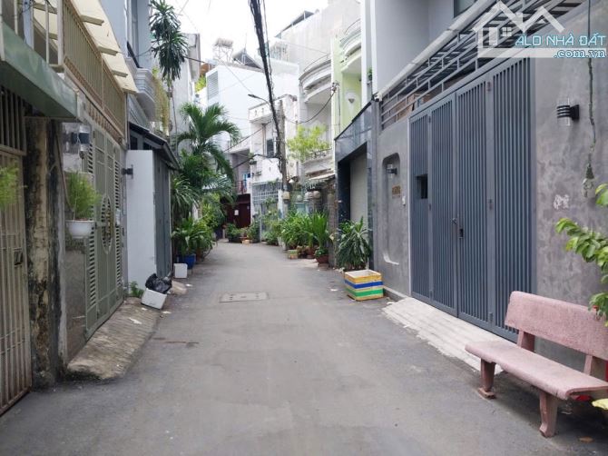 Nhà Gò Vấp hẻm xe hơi thông 2 tầng 90m2 sử dụng đường số 51 phường 14 gần bờ kênh