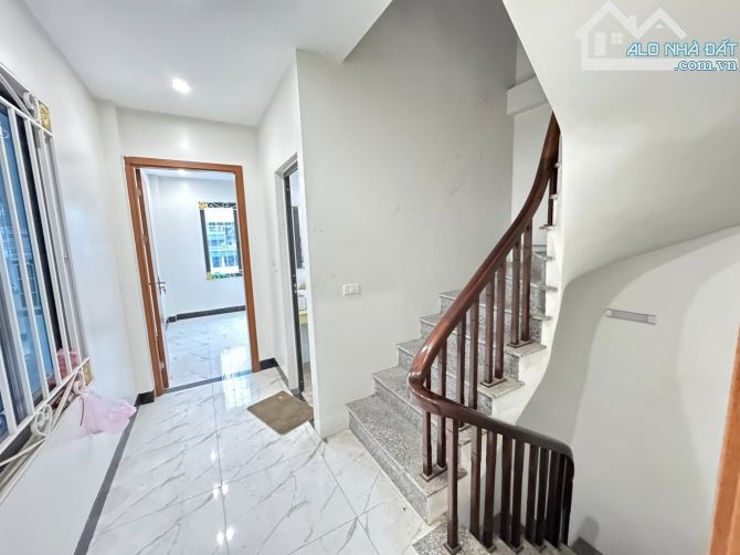 Bán nhà của chủ đầu tư Uy tín 5 tầng, thiết kế hiện đại, ngõ thông, kinh doanh tạp hóa tốt