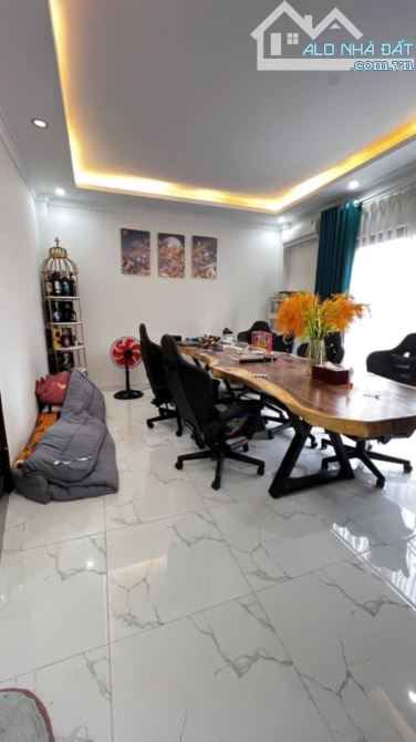 Hiếm quá rồi, Hoàng Quốc Việt, Trần Cung 80m, 5 tầng, mt hơn 5m, ô tô vào, giá cực tốt.