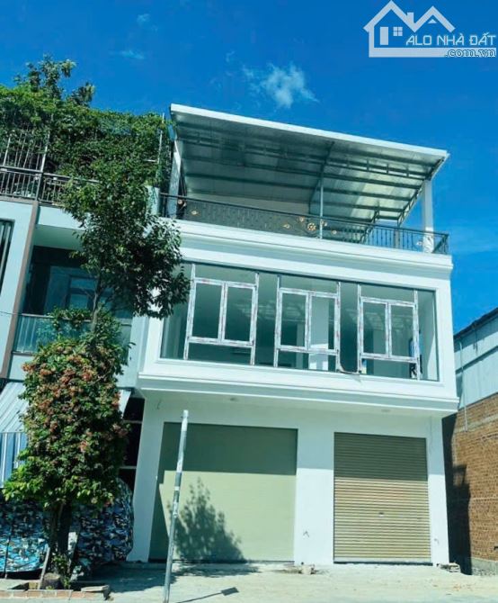 Bán nhà 3 tầng mới mặt tiền đường số 4 Thích Quảng Đức gần vòng xoay Phong Châu