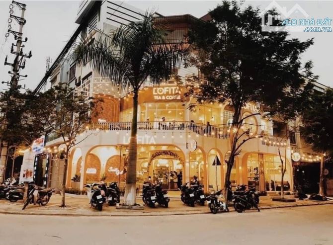 Cho thuê nhà mặt phố Nguyễn Thị Định, Cầu Giấy 200 mét 4 tầng, lô góc