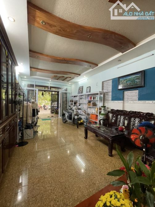 Nhà đẹp 3 tầng, 90m2, Đường xe hơi tránh, Shr, nhỉnh 11.x tỷ