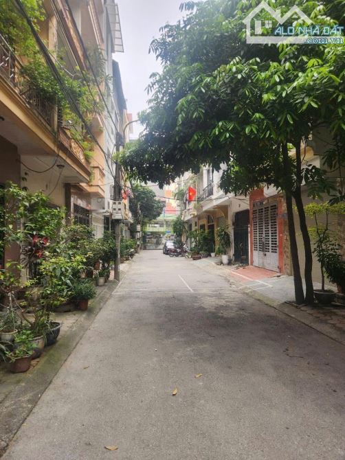 BÁN BIỆT THỰ SIÊU SANG DỊCH VỌNG CẦU GIẤY 270m 75 TỶ 4 TẦNG MT20m VỈA HÈ Ô TÔ TRÁNH