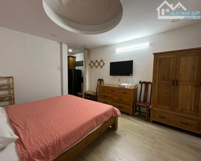 Bán Nhà Phố Tây Bùi Viện, Quận 1: 5 Tầng, Thu Nhập 60 Triệu/Tháng, Chỉ Còn 20 Tỷ!
