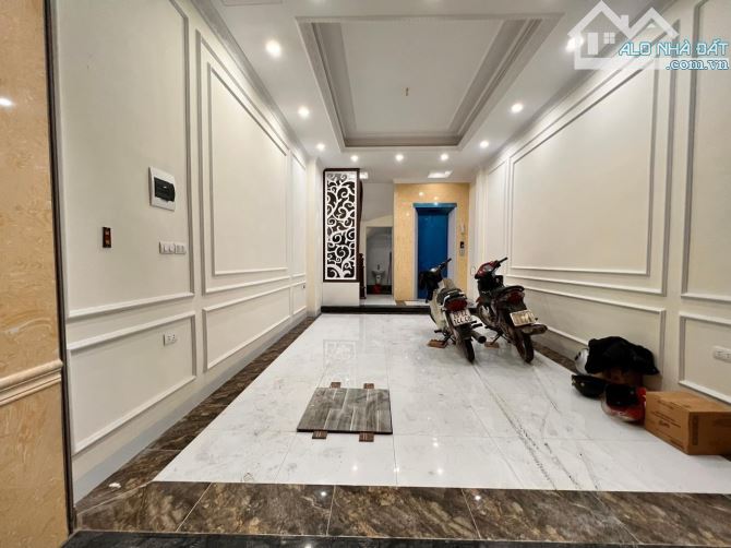 Gấp! Cực Hiếm Phố Văn Cao.Liễu Giai.Ba Đình.DT 35M x 5T Thang Máy.Ô Tô 30m.giá 9,5 tỷ