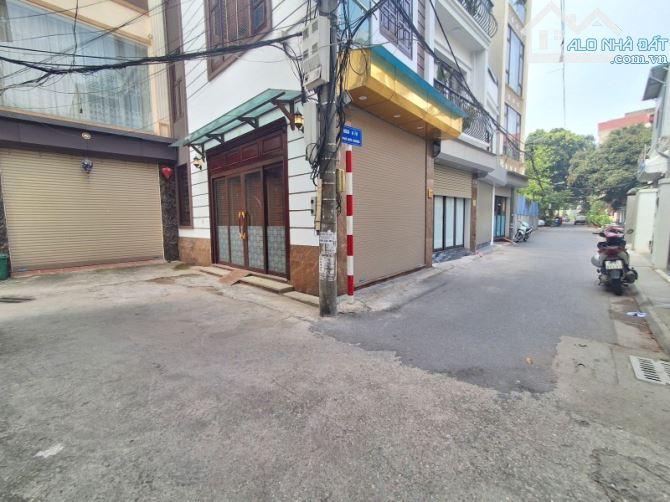 Bán gấp nhà Đức Giang - 47m2 - 4 tàng Dân xây, Lô Góc - oto tránh