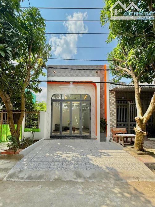 Bán gấp căn nhà cấp 4, đẹp lung linh, 185,9m2, Tân Thông Hội, Giá 1 tỷ 250.