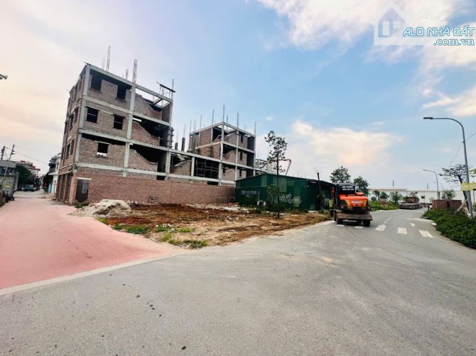 LÔ GÓC DỰ ÁN TRUNG HÒA TÂN HỒNG.NHÌN CÔNG CÔNG VIÊN TỪ SƠN Dt 129.7m² Mt 9.88M Sổ cầm tay