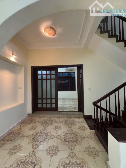 Cho thuê Biệt thự ngõ 64 Lê Trọng Tấn, Thanh Xuân, DT 95m2 x 4 tầng, ngõ ô tô vào.