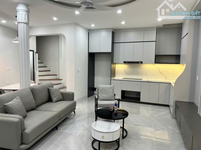 - Bán nhà Trần Cung, 10m ô tô, sát phố, nội thất xịn sò, 35m2, 7.8 tỷ.