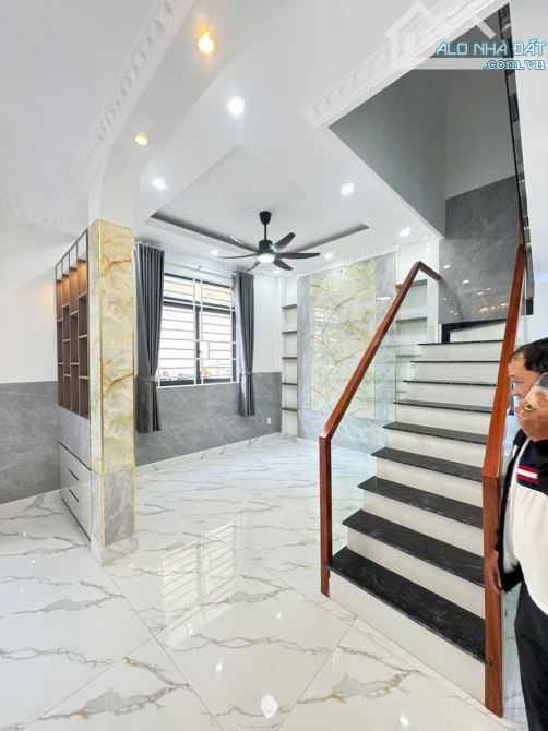 Khách sạn VIP – Khu Tân Bình – hầm 7 tầng – 150m2 – HXH