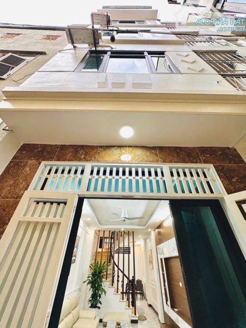 - Bán nhà Trần Cung, 10m ô tô, sát phố, nội thất xịn sò, 37m2, 8.1 tỷ.