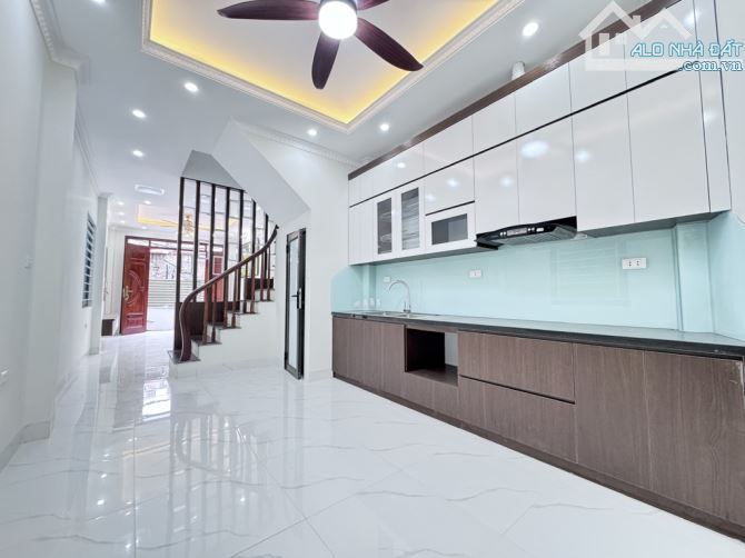 - Bán nhà Trần Cung, 10m ô tô, sát phố, nội thất xịn sò, 43m2, 9.3 tỷ.