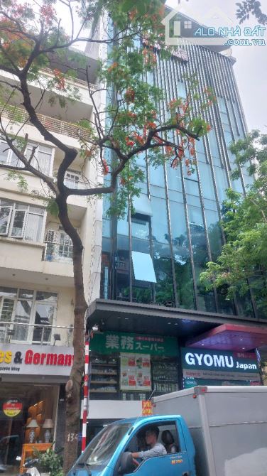 Bán Nhà Mặt Phố lô góc  Đường Nguyên Hồng, 105 tỷ, 100m2, nhiều tiện ích.