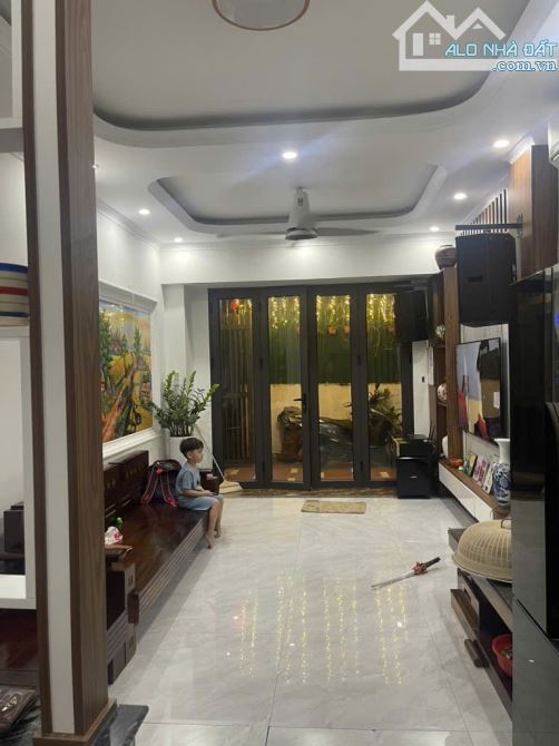 NHÀ 5 TẦNG DT:35M Ở THANH AM LONG BIÊN