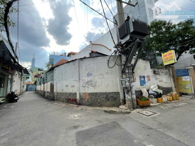 Bán nhà góc 2 mặt tiền đường số 8. Ngay chợ Đo Đạc. Kinh doanh buôn bán. Có hợp đồng thuê