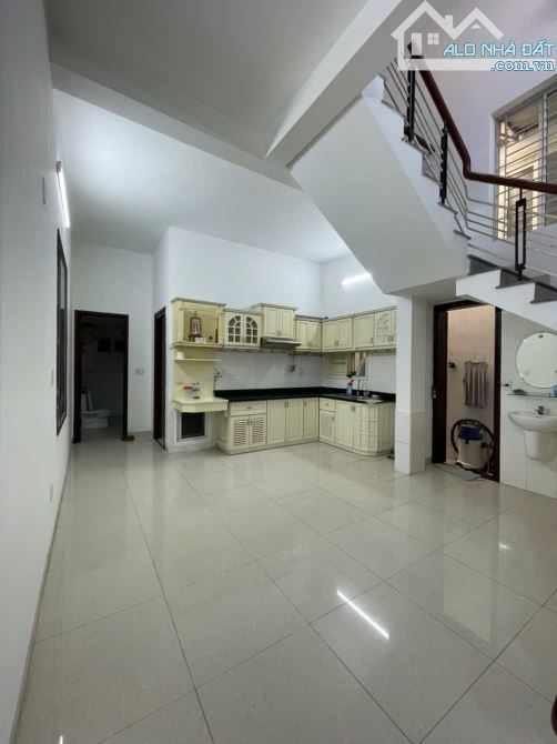 Cần bán nhà kiệt ô tô Châu Văn Liêm