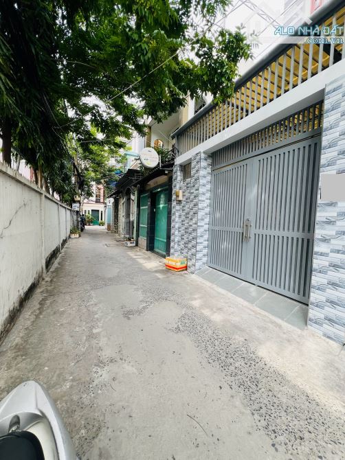 NHÀ 2 TẦNG HẺM XE HƠI - NGANG 4 DÀI 23 - SÁT BÊN QUẬN 4 - NHỈNH 9ty TL