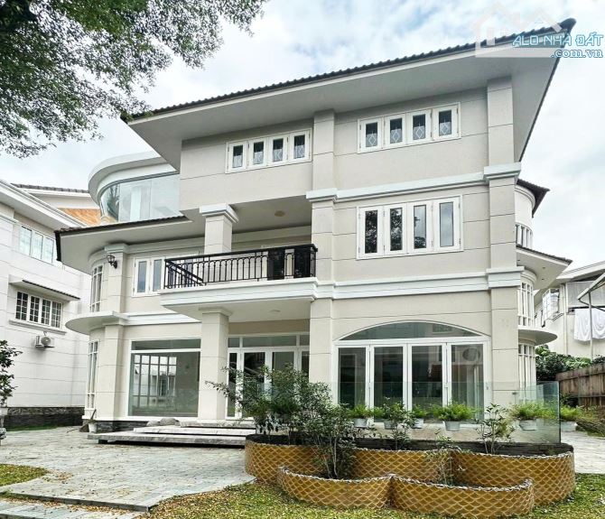 Bán biệt thự đường Thành Thái, Quận 10 11x25m - Nhà 3 tầng mới đẹp -HĐT: 100trđ- Giá:42tỷ