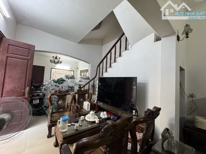 BÁN NHÀ CẠNH CHỢ THẠCH BÀN – NGÕ Ô TÔ – CĂN GÓC THOÁNG SÁNG – 66M² GIÁ HƠN 10 TỶ