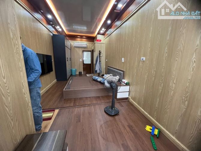 Bán nhà tập thể phố Nguyên Hồng 75m2 chỉ 3.4 tỷ có 2 ngủ, 2WC, 2 thoáng gần Hồ Thành Công