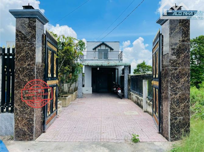 Cần bán gấp nhà 1 trệt 1 lầu, sổ hồng riêng ngay trung tâm Đức Hòa, 165m2 4 phòng ngủ