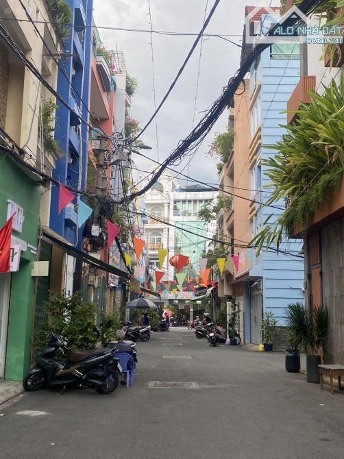 Bán đất tặng nhà Bình Thạnh, 1.5 tầng 82m2 ngang 4.3m, oto thông tứ tung,khu xây 4tầng