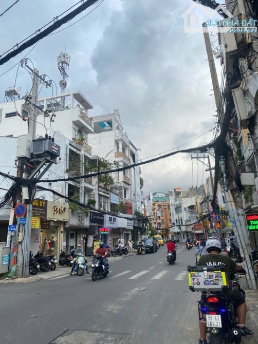 Hơn 1 tỷ , hẻm xe hơi đỗ cửa vị trí kinh doanh chợ trần hữu trang phú nhuận