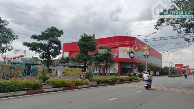 Bán đất mặt tiền TTHC Dĩ An, ngang 9m, 195m2, khu biệt thự, full thổ cư, chỉ hơn 10tỷ