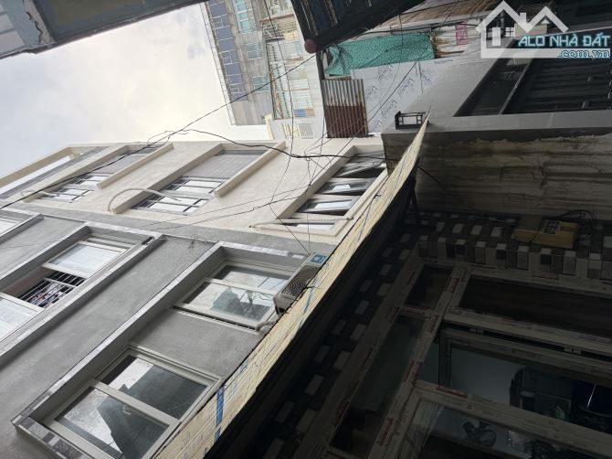 SỐC! NHÀ 1 TRỤC Q1,SÁT MẶT TIỀN, CHỈ HƠN 5 T.Ỷ