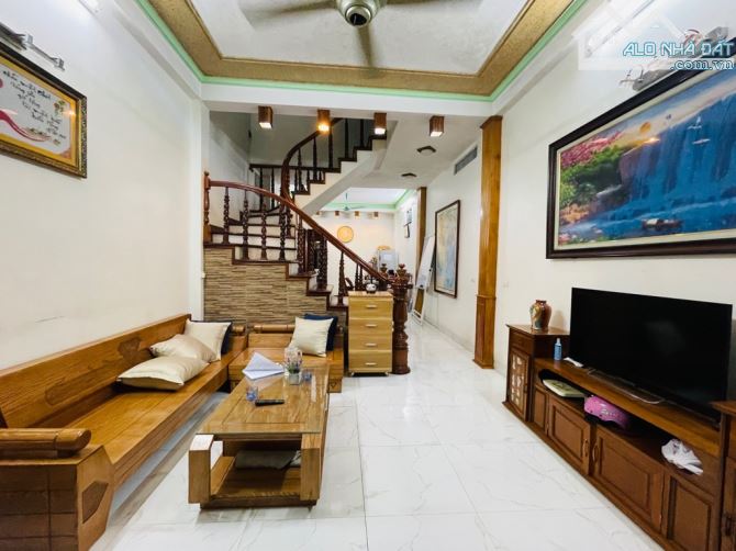 Cô Liên gửi bán nhà Lê trọng tấn, Định Công Thượng. 40m2, 3 nhà ra mặt phố
