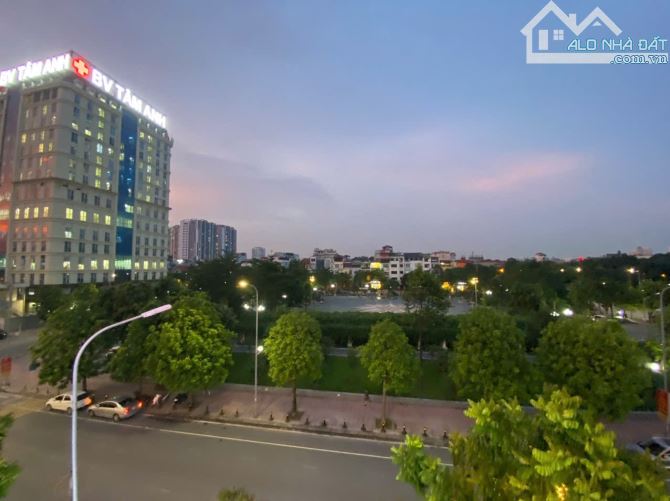 Cho Thuê LK HC Hồng Tiến ,Long Biên dt:100m,5tầng,mt5m,Thang máy,KD,vp,Trung Tâm....